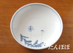 砥部焼・森陶房 たんぽぽの大皿の絵付け