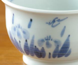 砥部焼・森陶房 あやめの小丼の絵付け
