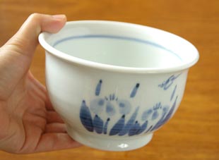 砥部焼・森陶房 あやめの小丼を手に持って