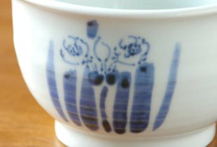 砥部焼・森陶房 すいせんの小丼の絵付け