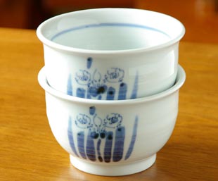 砥部焼・森陶房 すいせんの小丼を重ねて