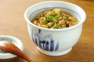 砥部焼・森陶房 すいせんの小丼にマーボー丼を