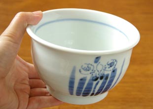 砥部焼・森陶房 すいせんの小丼を手に持って
