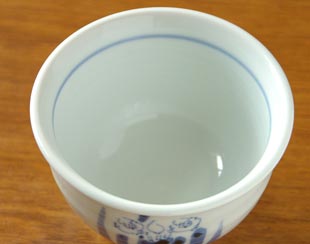 砥部焼・森陶房 すいせんの小丼を上から見て