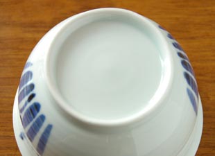 砥部焼・森陶房 すいせんの小丼の底面