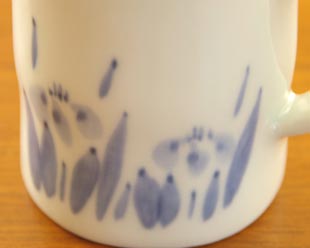 砥部焼・森陶房 あやめのマグカップの絵付け