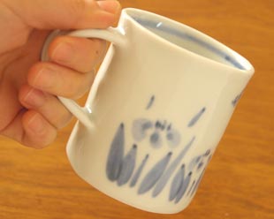 砥部焼・森陶房 あやめのマグカップを手に持って