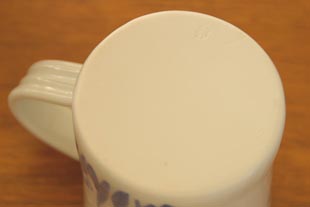 砥部焼・森陶房 あやめのマグカップの底面