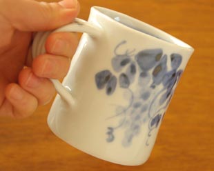 砥部焼・森陶房 ぶどうのマグカップを手に持って