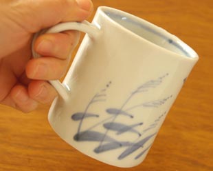 砥部焼・森陶房 すすきのマグカップを手に持って