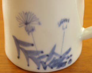 砥部焼・森陶房 たんぽぽのマグカップの絵付け