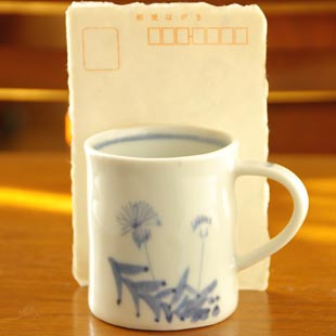 砥部焼・森陶房 たんぽぽのマグカップをはがきと比較して