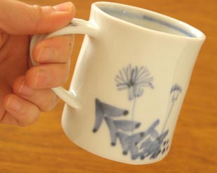 砥部焼・森陶房 たんぽぽのマグカップを手に持って