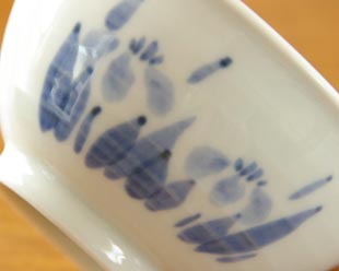 砥部焼・森陶房 あやめの茶碗の絵付け