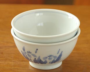 砥部焼・森陶房 あやめの茶碗を重ねて