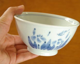 砥部焼・森陶房 あやめの茶碗を手に持って