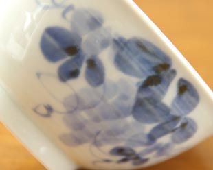 砥部焼・森陶房 ぶどうの茶碗の絵付け