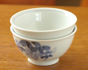 砥部焼・森陶房 ぶどうの茶碗を重ねて