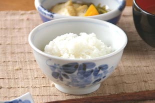 砥部焼・森陶房 ぶどうの茶碗にご飯をよそって
