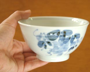 砥部焼・森陶房 ぶどうの茶碗を手に持って