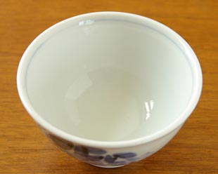 砥部焼・森陶房 ぶどうの茶碗を上から見て
