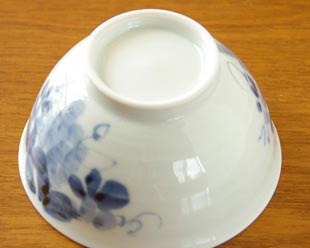 砥部焼・森陶房 ぶどうの茶碗の底面