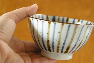 砥部焼・森陶房　麦わらの茶碗を手に持って