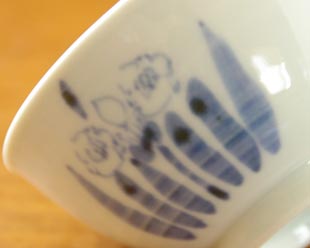 砥部焼・森陶房 すいせんの茶碗の絵付け