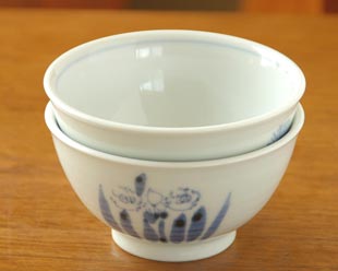 砥部焼・森陶房 すいせんの茶碗を重ねて
