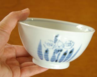砥部焼・森陶房 すいせんの茶碗を手に持って