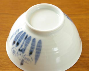 砥部焼・森陶房 すいせんの茶碗の底面