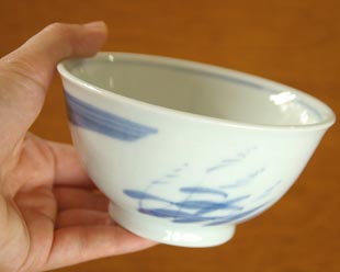 和食器・砥部焼 すすきの茶碗を手に持って