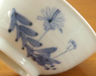 砥部焼・森陶房　たんぽぽの茶碗の絵付け