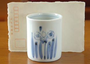 砥部焼・森陶房 水仙の筒湯のみ(大)をはがきと比較して