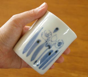 砥部焼・森陶房 水仙の筒湯のみ(大)を手に持って