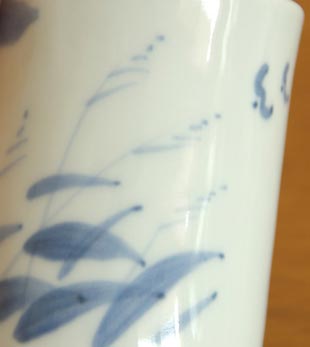 砥部焼・森陶房 すすきの湯呑(大)の絵付け