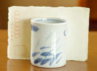 砥部焼・森陶房 すすきの湯呑(大)をはがきと比較して