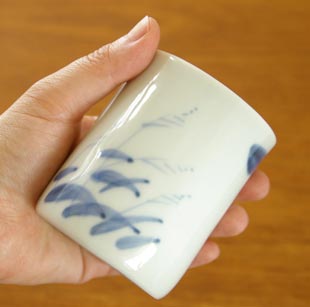砥部焼・森陶房 すすきの湯呑(大)を手に持って