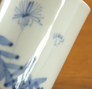 砥部焼・森陶房 たんぽぽの筒湯のみ(大)の絵付け