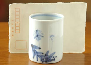 砥部焼・森陶房 たんぽぽの筒湯のみ(大)をはがきと比較して