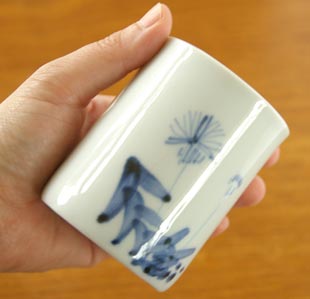 砥部焼・森陶房 たんぽぽの筒湯のみ(大)を手に持って