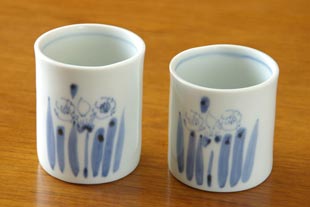 砥部焼・森陶房 水仙の筒湯のみ大と小とを比較して