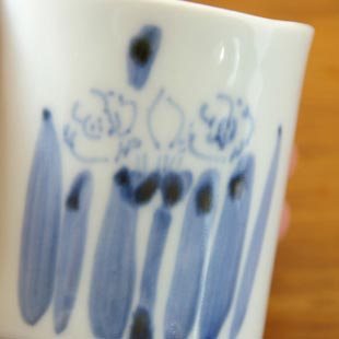 砥部焼・森陶房 水仙の筒湯のみ(小)の絵付け