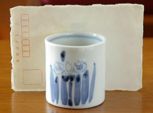 砥部焼・森陶房 水仙の筒湯のみ(小)をはがきと比較して