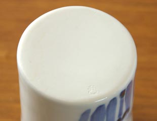 砥部焼・森陶房 水仙の筒湯のみ(小)の底面