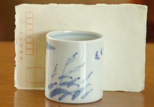 砥部焼・森陶房 すすきの筒湯のみ(小)をはがきと比較して