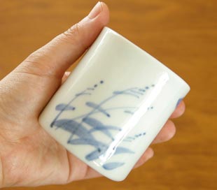 砥部焼・森陶房 すすきの筒湯のみ(小)を手に持って