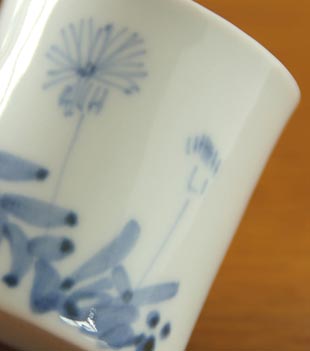 砥部焼・森陶房　たんぽぽの筒湯のみ(小）の絵付け