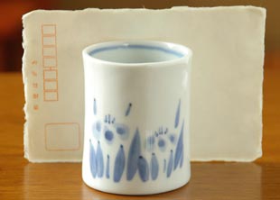 砥部焼・森陶房 あやめの筒湯のみ(大)をはがきと比較して