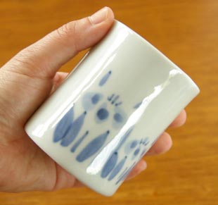 砥部焼・森陶房 あやめの湯のみ(小)を手に持って